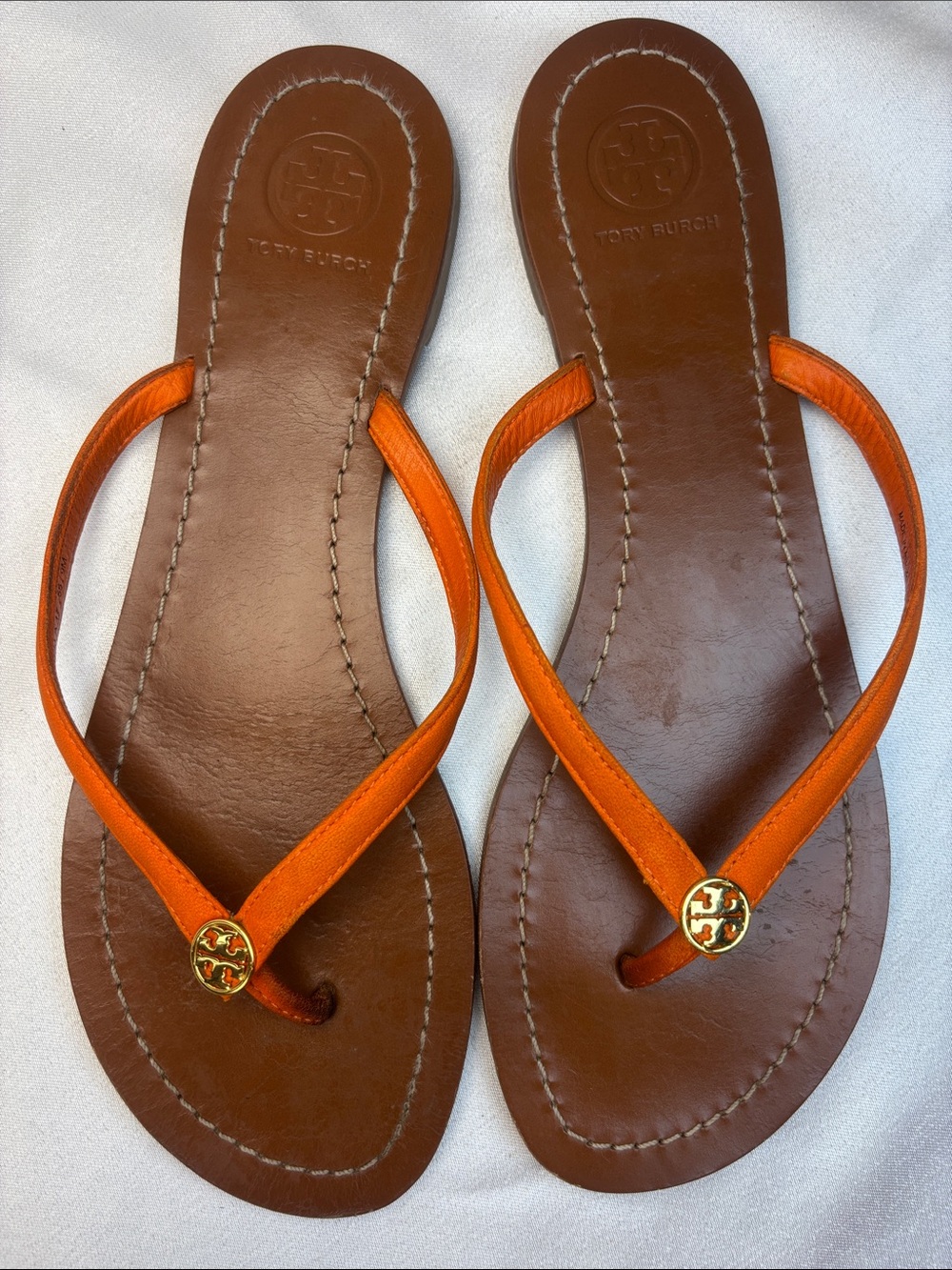 Tory Burch Orange Leather Thong Sandals with Gold Logo - Picture 2 of 7